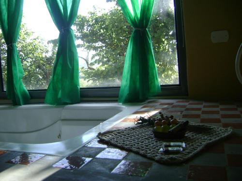 อ่างแช่น้ำร้อน, Pousada dos Tucanos in เซาโตเม ดาส เลตราส