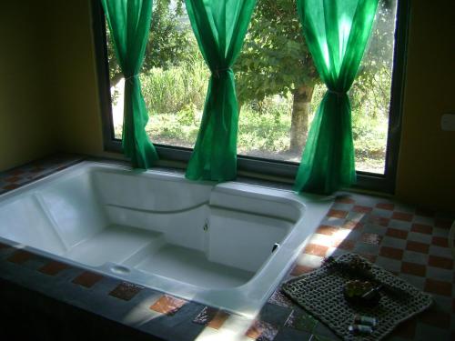 อ่างแช่น้ำร้อน, Pousada dos Tucanos in เซาโตเม ดาส เลตราส