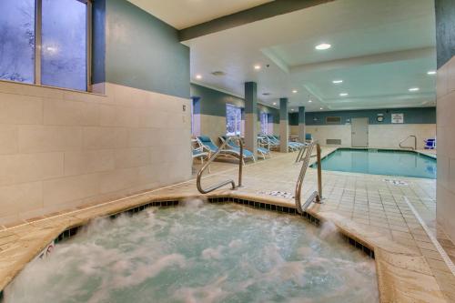 Holiday Inn Express & Suites - Lincoln East - White Mountains, an IHG Hotel