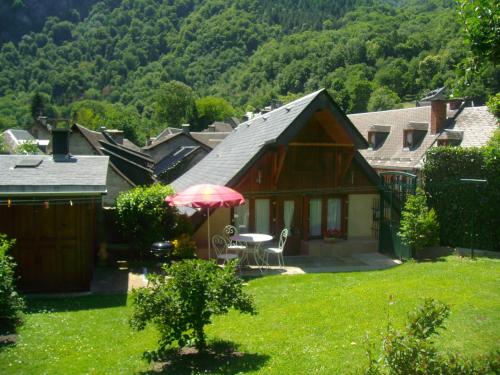 petite maison de montagne avec jardin - Bertren