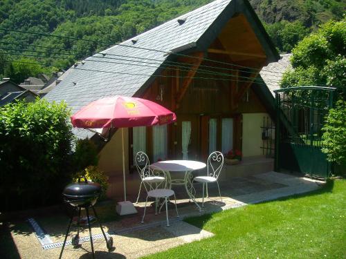 petite maison de montagne avec jardin