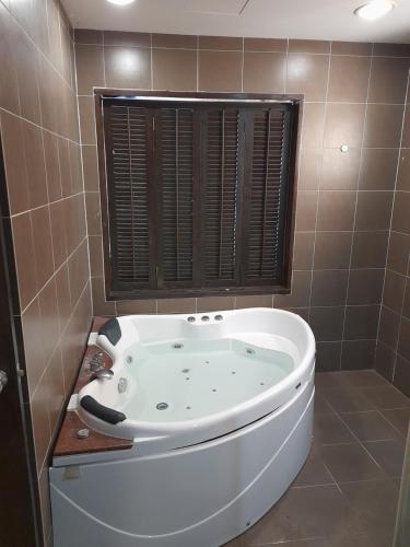 5pax Gold Coast Morib Resort - Banting Sepang KLIA Tanjung Sepat 5pax Gold Coast Morib Resort - Banting Sepang KLIA Tanjung Sepat