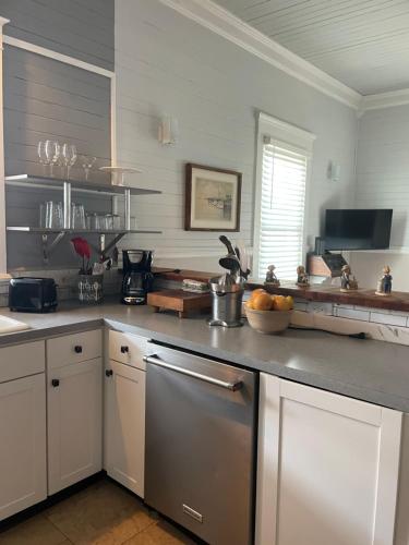 150 year old Restored Lincolnville cottage Room Type - Queen Room