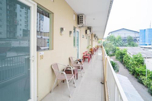 Balcony/terrace, RedDoorz Syariah near Suncity Mall Sidoarjo in Sidoarjo