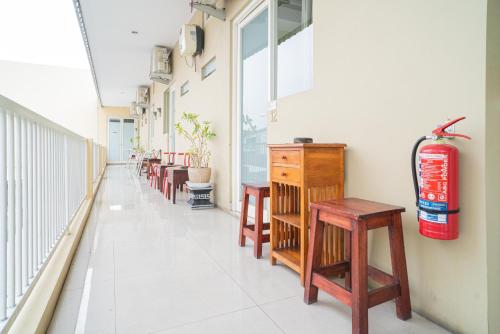 Balcony/terrace, RedDoorz Syariah near Suncity Mall Sidoarjo in Sidoarjo