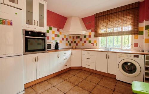 Stunning Home In La Carlota With Wifi