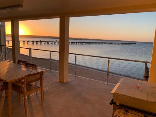 Beachside & Jetty View Apartment 1 - Admirals Apartment