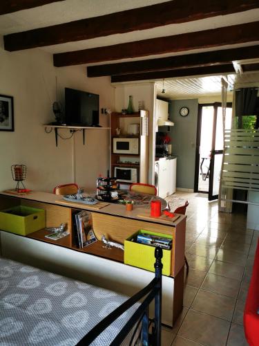 Studio très agréable totalement indépendant dans maison avec cour sans vis à vis gîte à louer Haréville