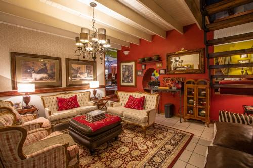 ห้องส่วนกลางสำหรับนั่งเล่น/ดูทีวี, The Tuscan Garden in ซิกแนลฮิลล์