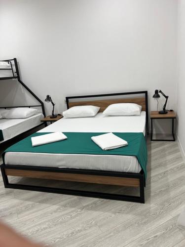 1 queen bed, 1 bunk bed