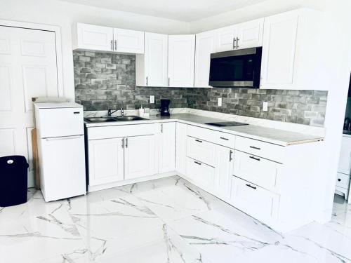 Amazing private home stay bedroom with kitchen