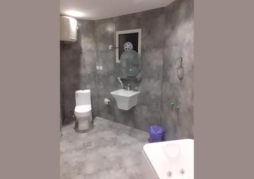 Bathroom, برج الفخامة للاجنحه الفندقيه near Al Majlis Al Khaleeji Restaurant