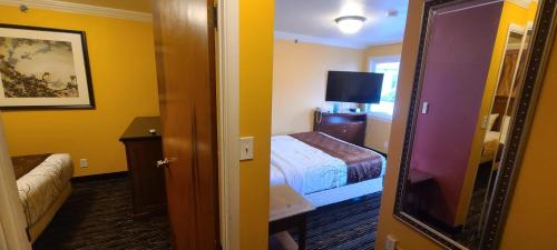 Royal Victorian Motel - image 12