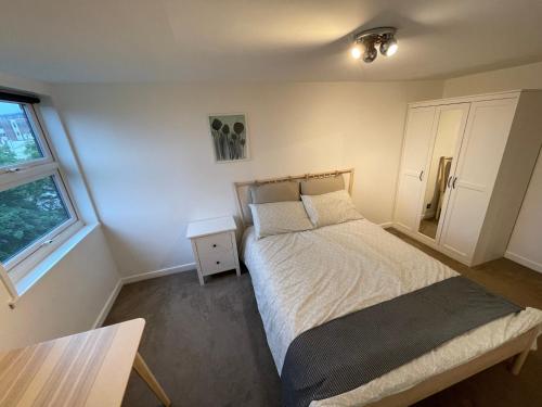 Spacious 2-Bedroom Flat Near Surbiton Station
