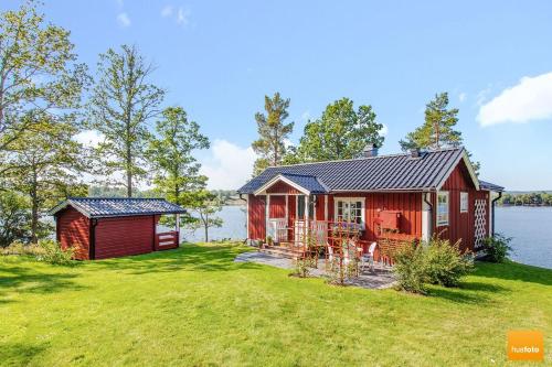 Ekudden. Idylliskt nära sjö. Egen strand.