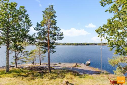 Ekudden. Idylliskt nära sjö. Egen strand.