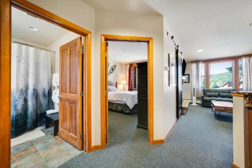 Zephyr Mountain Ski-In Ski-Out Condo in 温特帕克(CO)