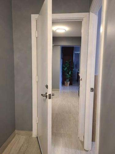 Lovely Condo 2 Bedrooms, 2 bathrooms, free 1 Parking at Waikiki Beach thumb 3