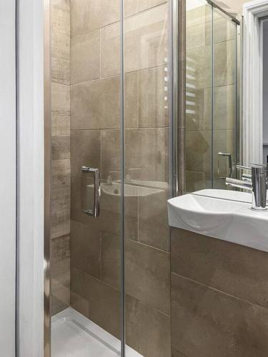 Bright and spacious 1-BDR flat w/ free parking - Tap to explore photos