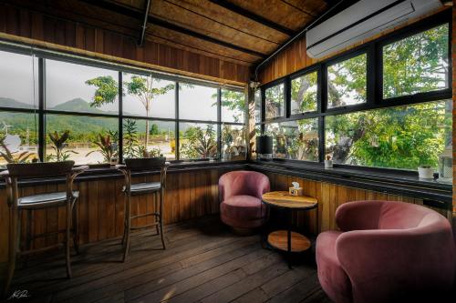 Restaurant, Raibumrungphol in San Pa Tong