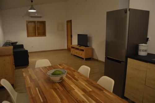 Sala de estar/TV partilhada, Casa do Rio in Santo António