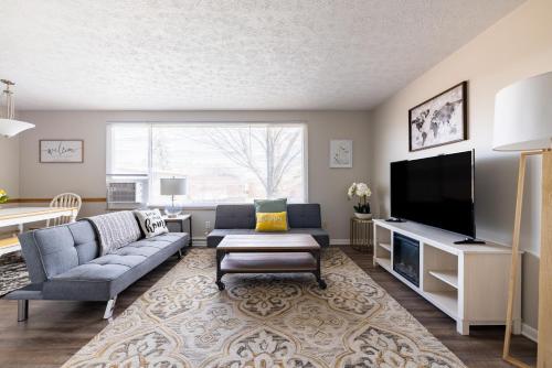 Georgetown Villas 3-2c Close to Cleveland Airport and Fairview Hospital ideal for long stays! in Fairview Park, USA