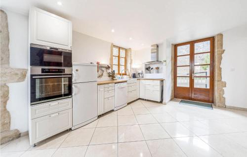 кухня, Lovely Home In Oyé With Kitchen (Lovely Home In Oye With Kitchen) in Amanzé