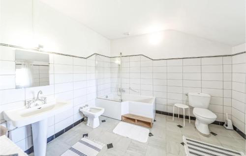 Баня, Lovely Home In Oyé With Kitchen (Lovely Home In Oye With Kitchen) in Amanzé
