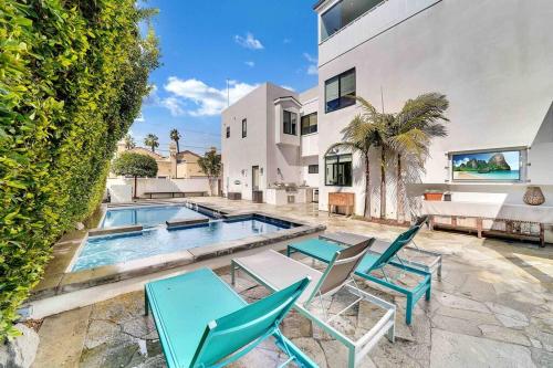 Coastal Paradise . Steps to the beach . Pool . Hot Tub