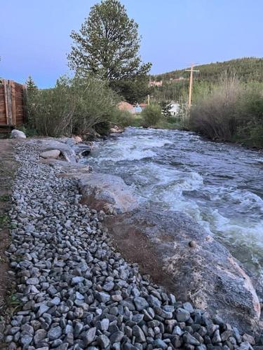 Thorpe On The Water. Creekside Nederland Cabin. in Nederland, USA