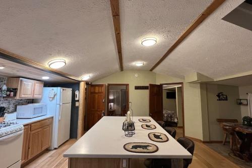 Thorpe On The Water. Creekside Nederland Cabin. in Nederland, USA