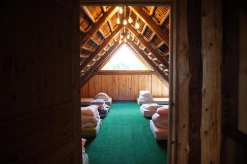 10 twin beds