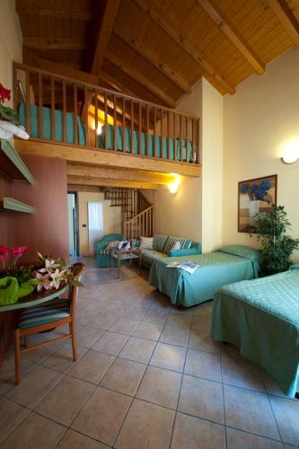 2 queen beds, 2 twin beds