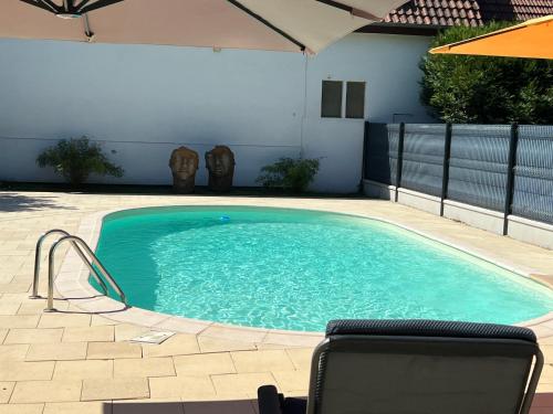 Úszómedence, Chambre Executive Luxe et Confort pour vos Séjours (Chambre Executive Luxe et Confort pour vos Sejours) in Schweighouse Sur Moder