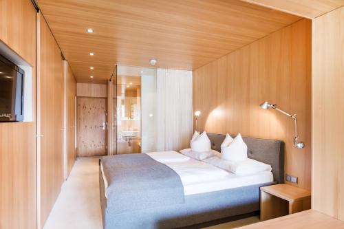 1 king bed, 1 sofa bed