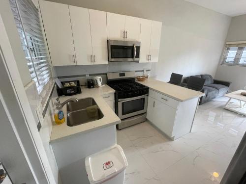 Cornerstone Rentals Lovely 1-BdRm Midtown Unit 1