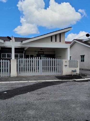 Entrance, Acasa HS in Lahat