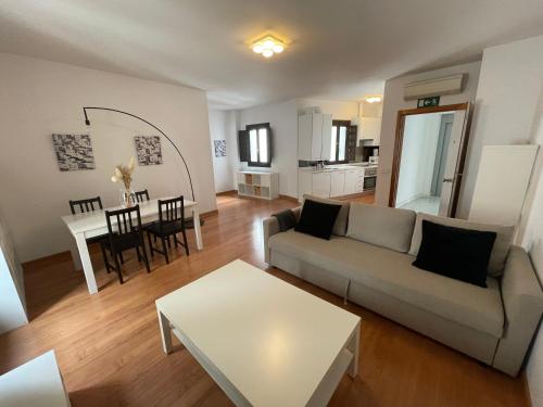 2 twin beds, 1 sofa bed