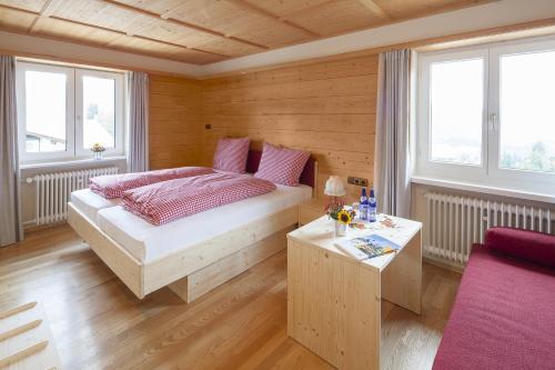 1 queen bed, 1 sofa bed