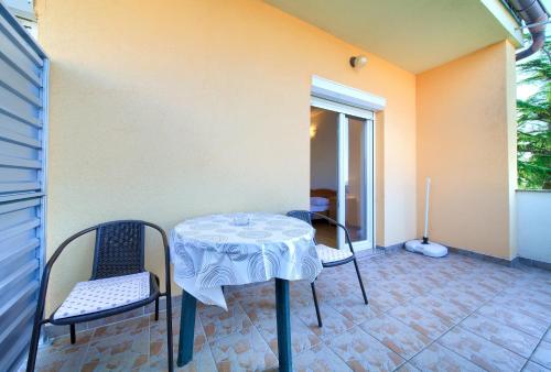 Double Room with Balcony image 3