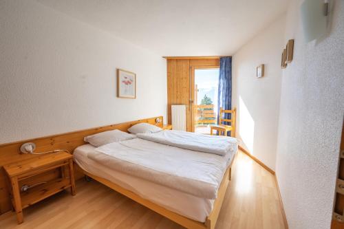 2 twin beds, 2 bunk beds