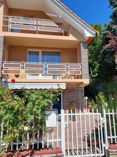 Gyongyi Apartman – khách sạn tại Balatonszarszo