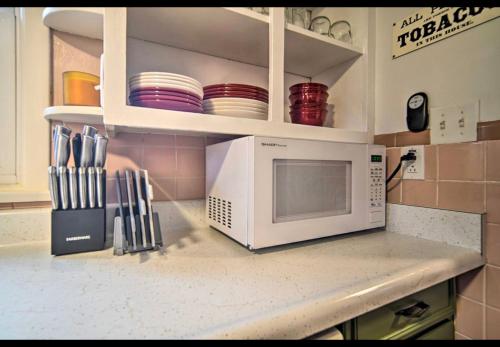 Modern Home • Family Friendly • Grill • Fireplace detail
