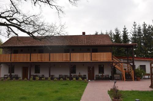 Gosciniec Pod Debem - Hotel - Trzciel