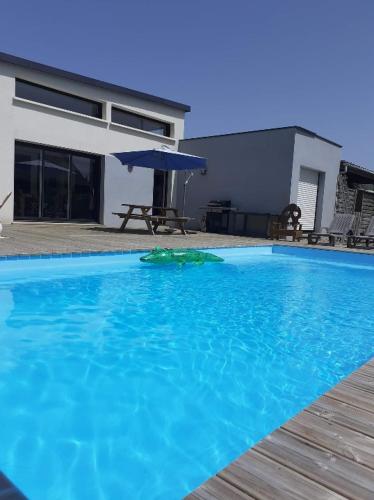 Piscine chauffée et plages à Locquirec gîte à louer Saint-Jean-du-Doigt
