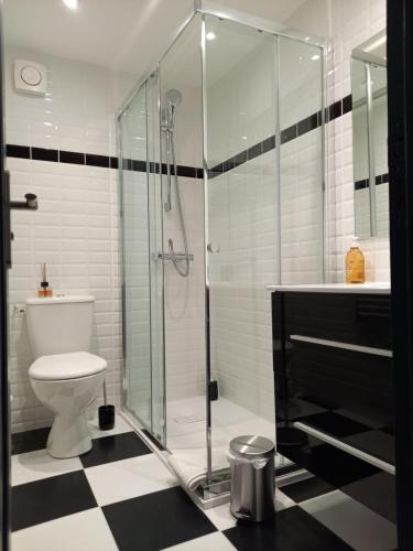 ห้องน้ำ, Appartement 3 pièces centre ancien de tulle (Appartement 3 pieces centre ancien de tulle) in ตูล