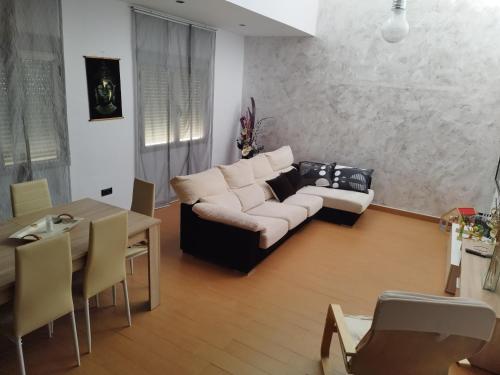 LA MANCHEGUITA DE MADRIGUERAS 5 DORMITORIOS DOBLES CHALET CON PISCINA, BARBACOA Y SALA DE JUEGOS ide in Mahora