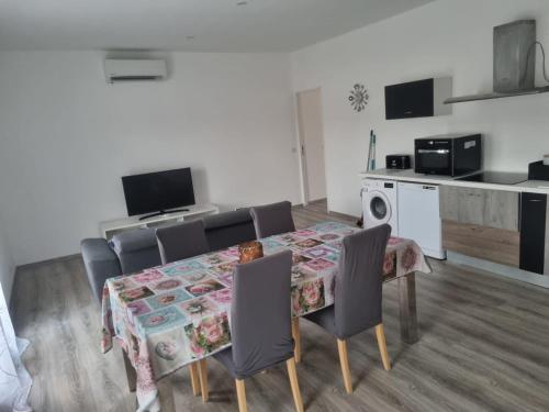 . Appartement séjour , cure Cransac au 1er étage 2 nuits minimum