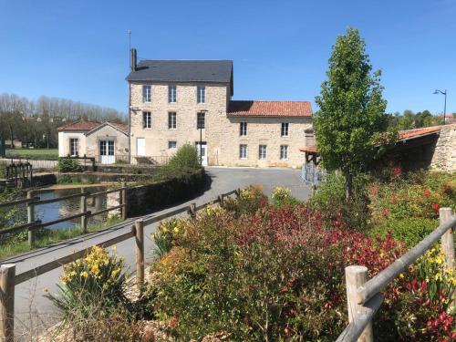 Gîte de groupe à 10 min du Puy DuFou le moulin de Chaussac gîte à louer Saint-Laurent-sur-Sèvre