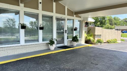 Capri Motel - image 13
